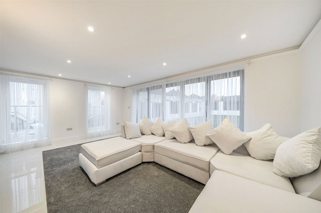 Property photo 3 of 29 Lounge