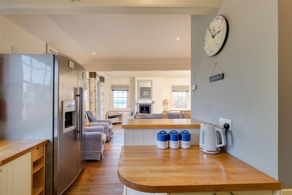 Property photo 3 of 13 Thechatham_41.Jpg