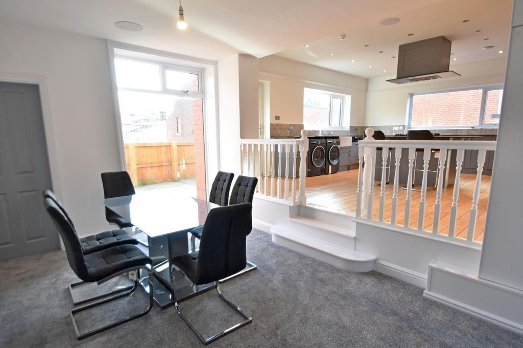 Property photo 3 of 10 Dining Area