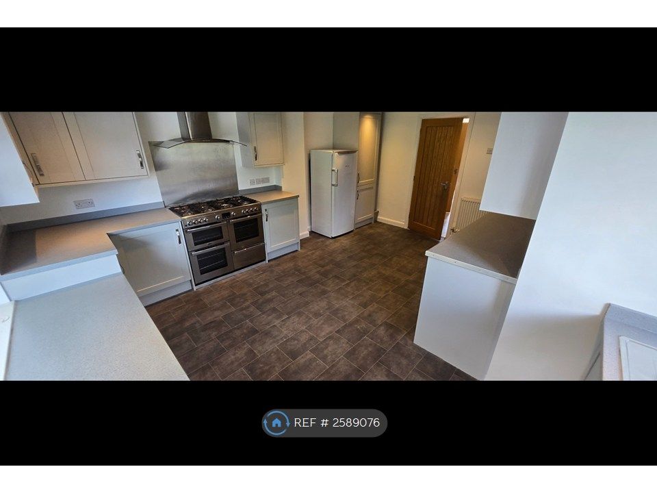 Property photo 3 of 28 Kitchen
