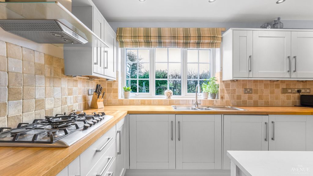 Property photo 1 of 36 3781390