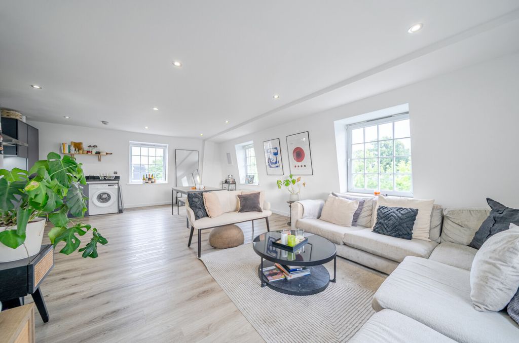 Property photo 2 of 12 1328876-13-688143...