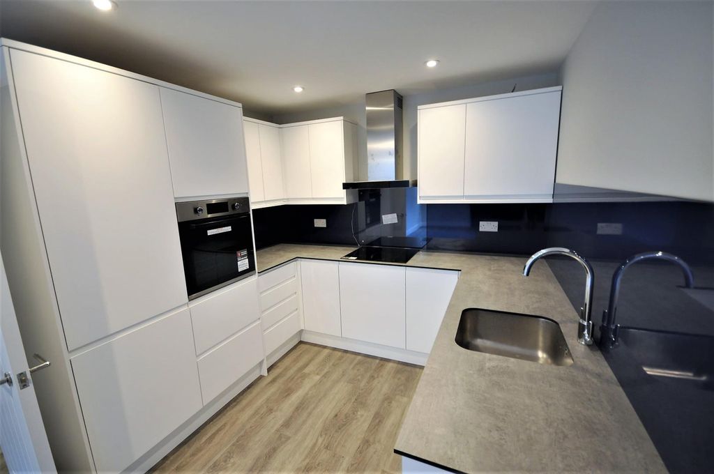 Property photo 2 of 9 Kitchen