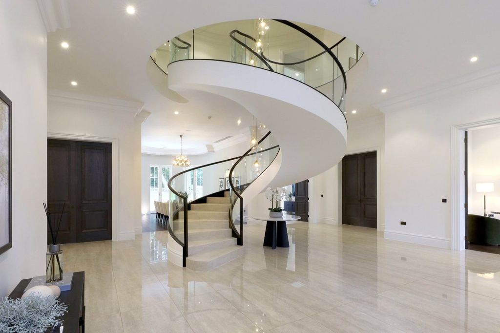 Property photo 3 of 22 Entrance Hall