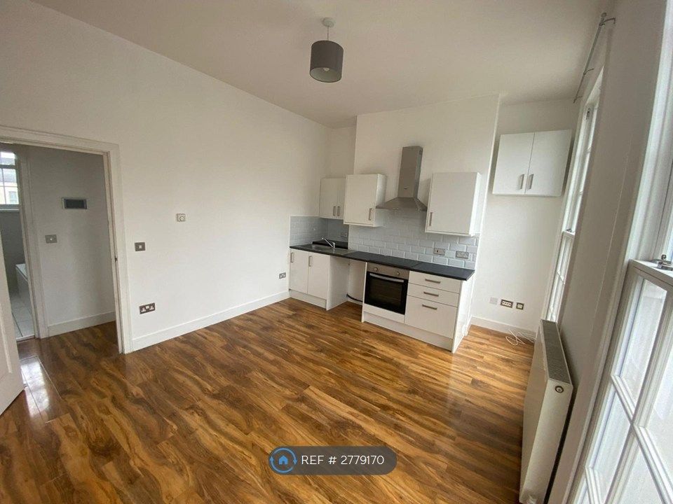 Property photo 1 of 11 Kithen/ Living Room