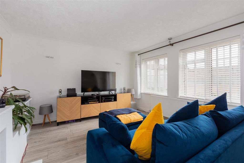 Property photo 3 of 14 158 Cippenham Lane-8.Jpg