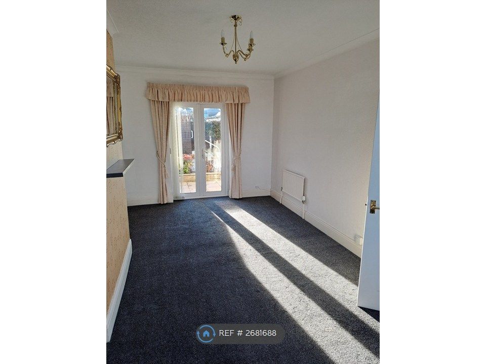 Property photo 3 of 12 Lounge (South)