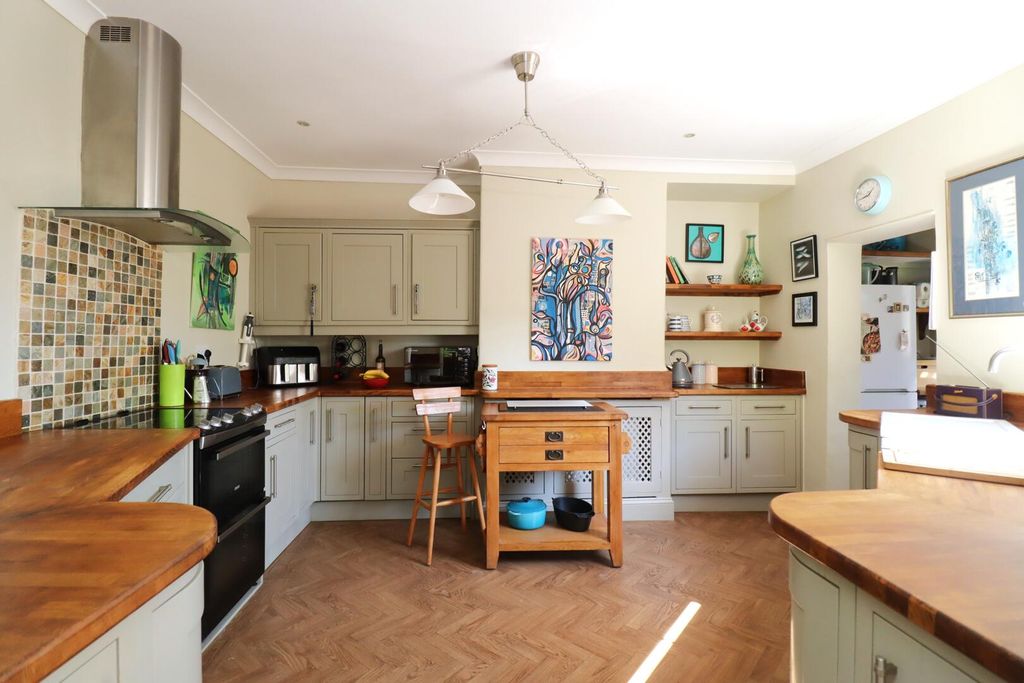 Property photo 3 of 43 Kitchen