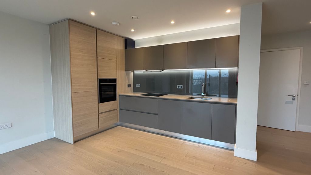 Property photo 3 of 8 Kitchen