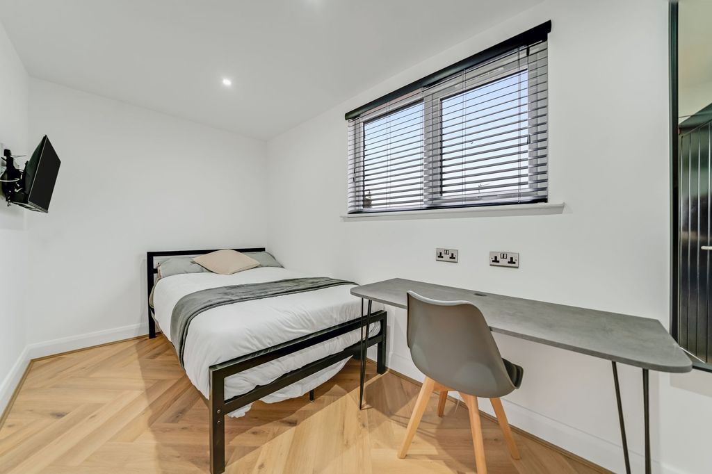 Property photo 3 of 5 A Bright And Modern Single Bedroom Featuring A Nea...