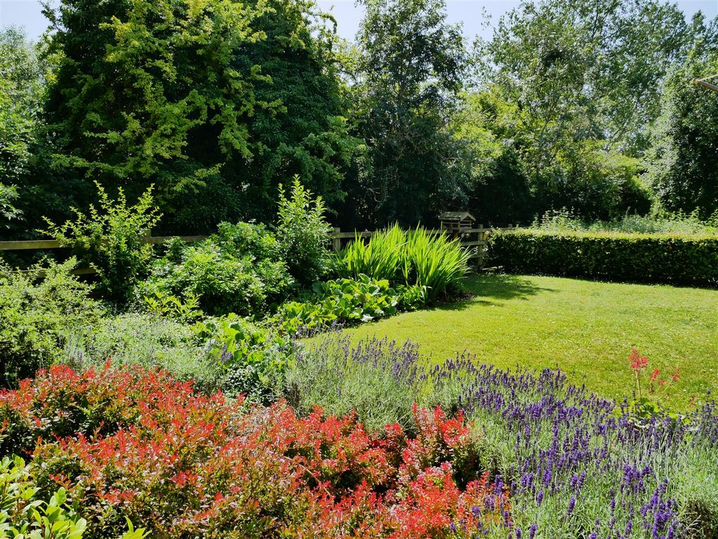Property photo 3 of 25 Communal Gardens
