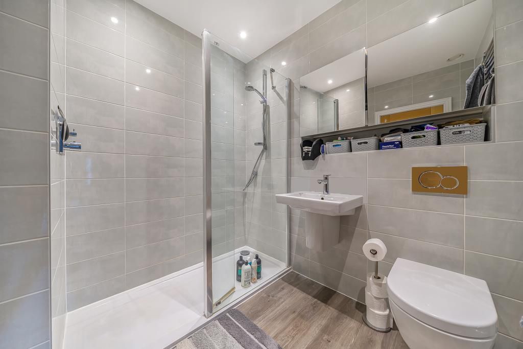 Property photo 2 of 24 Bathroom