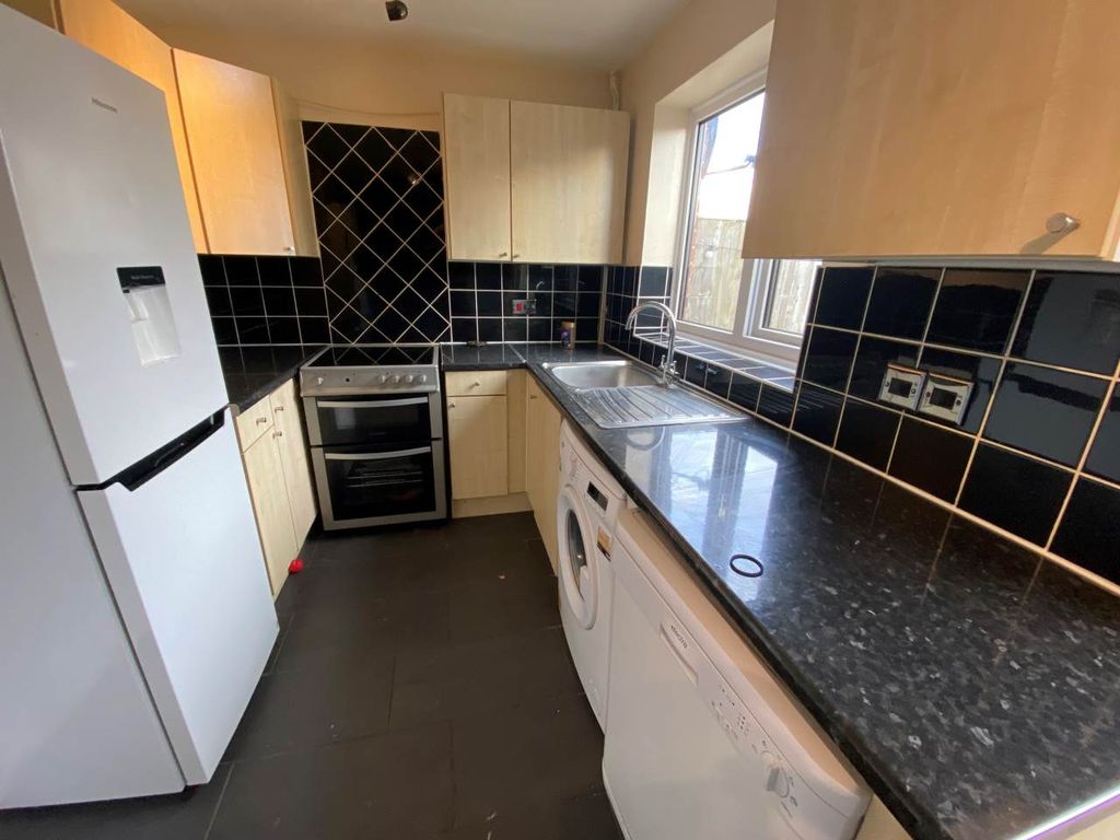 Property photo 3 of 8 Kitchen