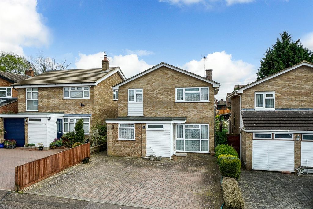 Property photo 1 of 18 48-Glebe-Close-1002.Jpg