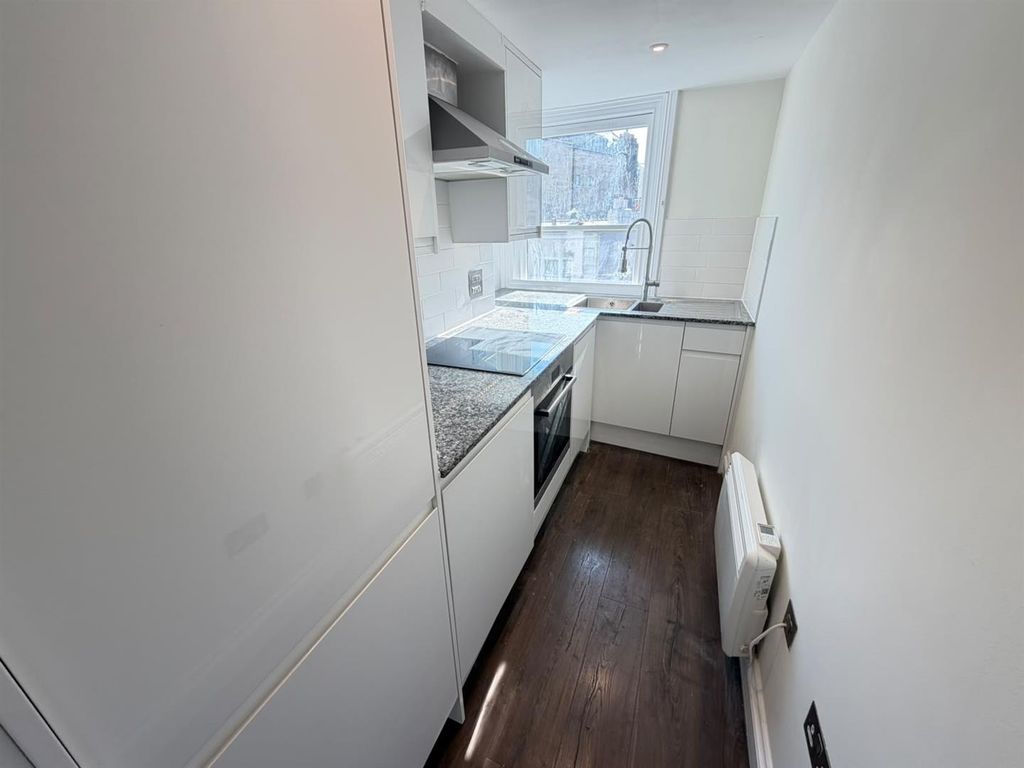 Property photo 2 of 5 Flat 3 Regent Gate - Kitchen.Jpg
