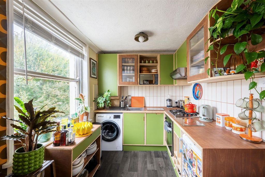 Property photo 3 of 11 Flat 3, 16 Sillwood Road_2.Jpg