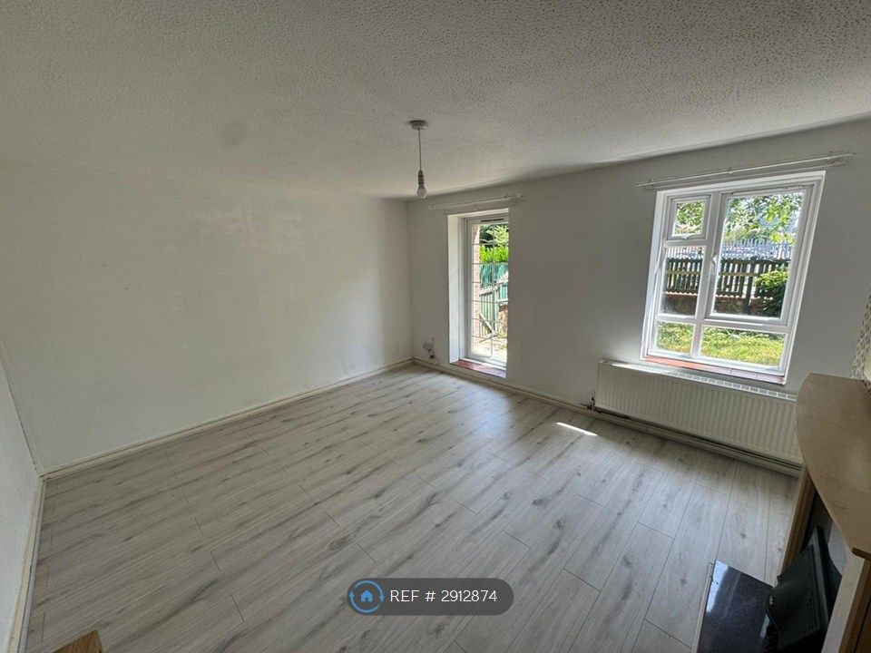 Property photo 1 of 16 Living Room