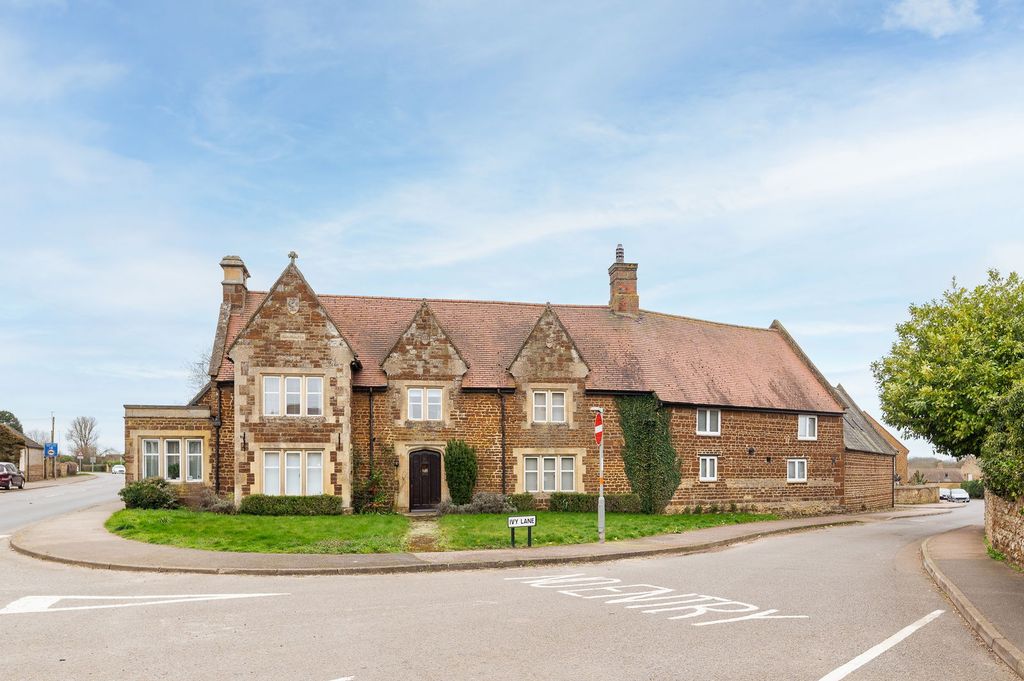 Property photo 2 of 28