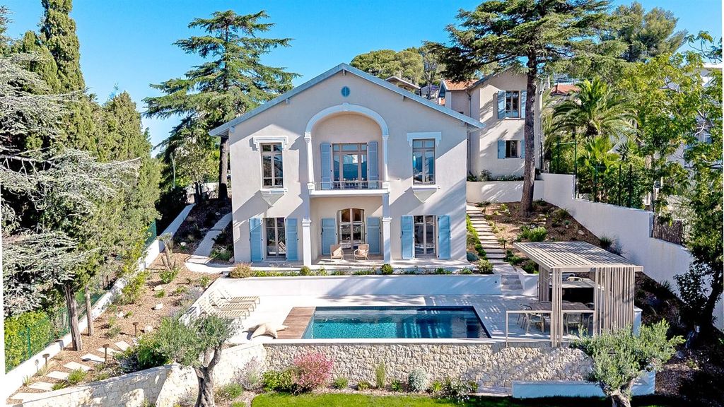 Property photo 1 of 31 For Sale In Saint-Raphaël – Exceptional Belle Époque Villa With Panoramic Sea View – Close To The Beach And Town Center On Foot – 6 Bedrooms