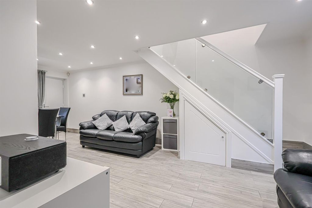 Property photo 3 of 30 South View Road Carlton, Nottingham, Ng4 3Qn