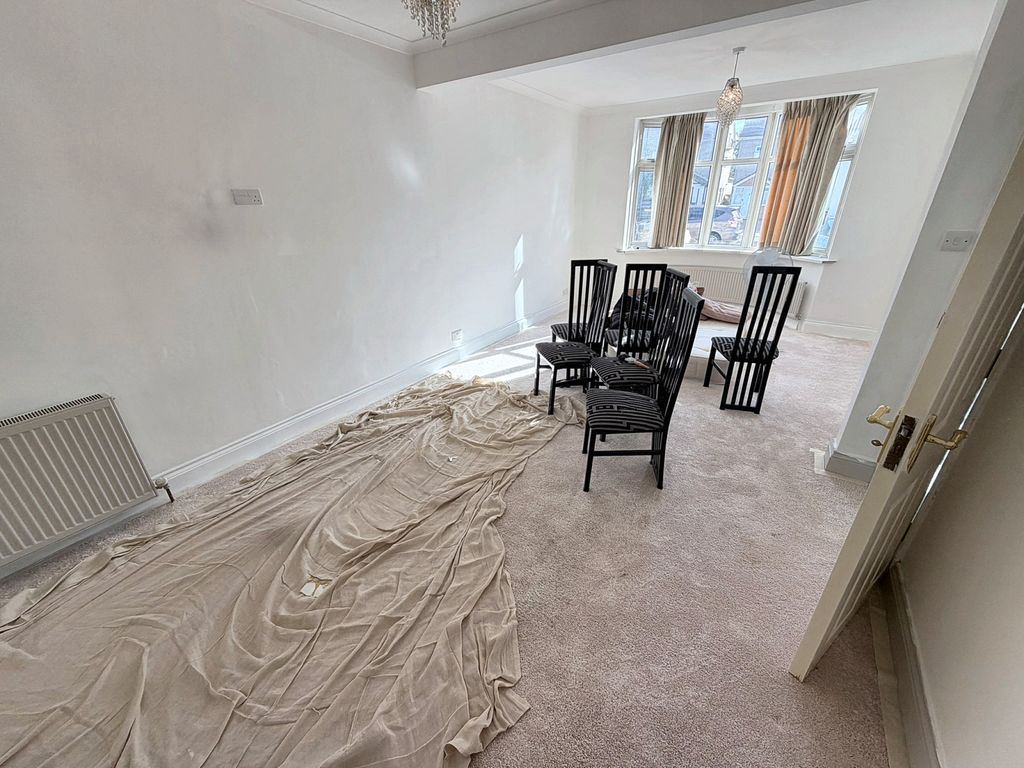 Property photo 1 of 11 4 Bed Semi-Detached House To Rent Cranford Lane, Hounslow Tw5