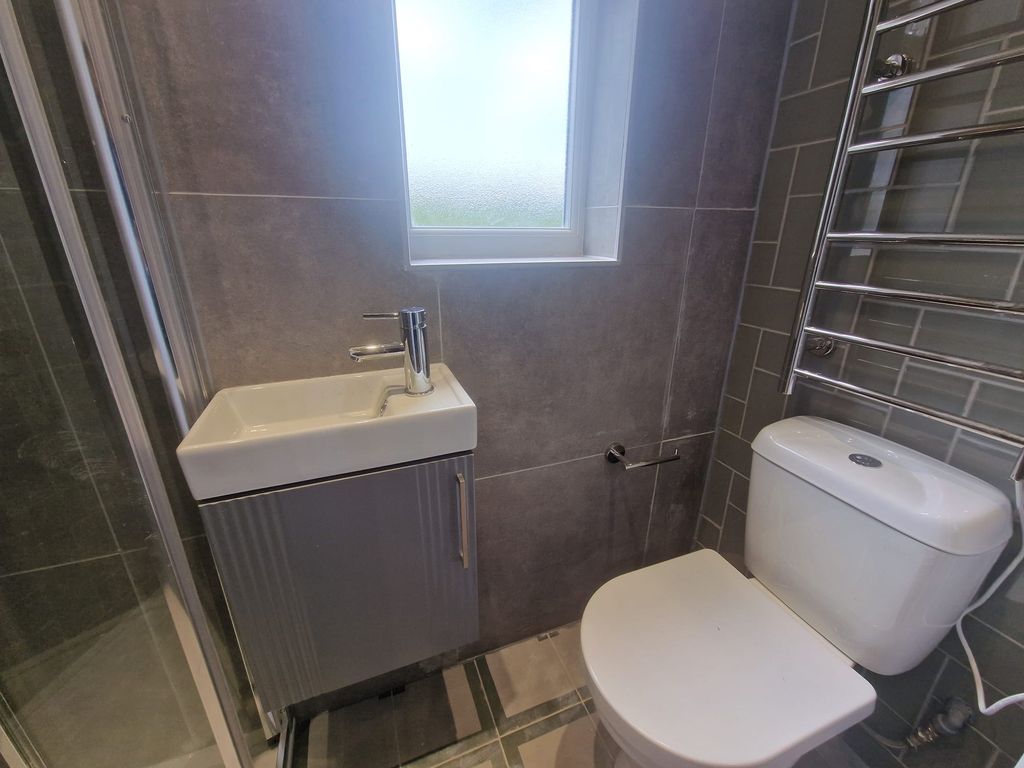 Property photo 2 of 3 En-Suite Shower Room