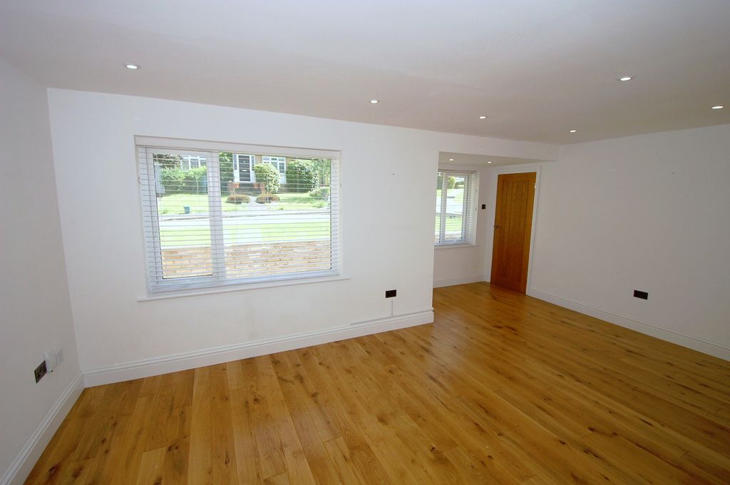 Property photo 3 of 25 Lounge