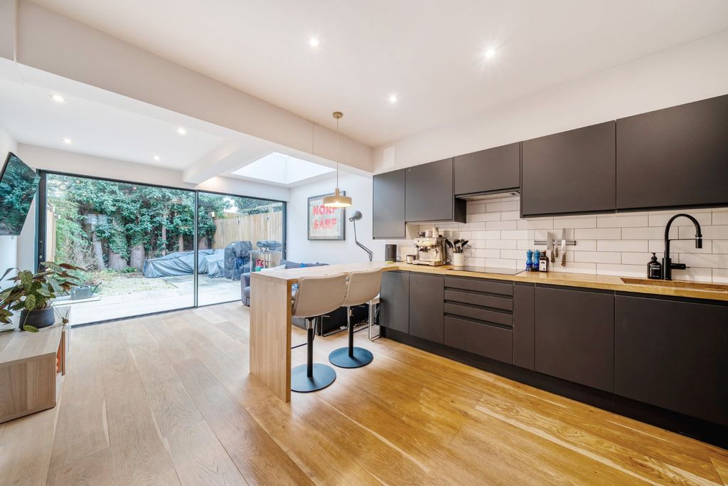 Property photo 2 of 12 Picture No. 11