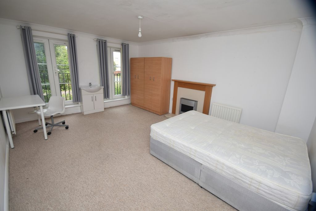 Property photo 3 of 5 Bedroom 1