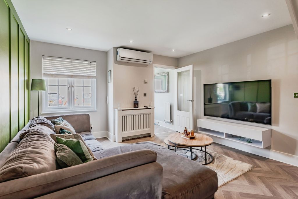 Property photo 2 of 10 Lounge