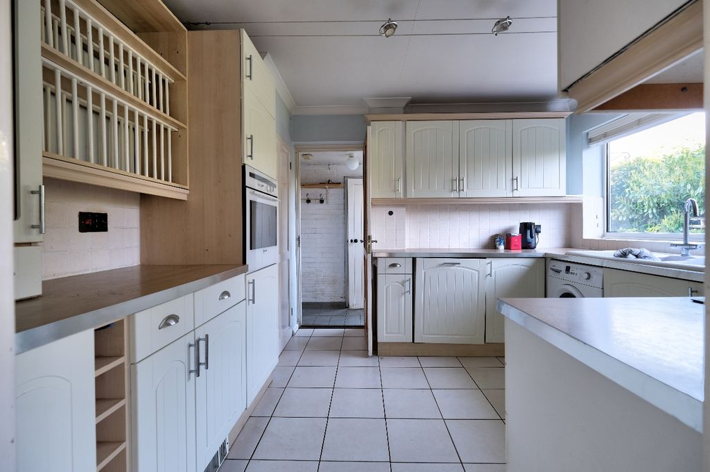 Property photo 2 of 25 Kitchen