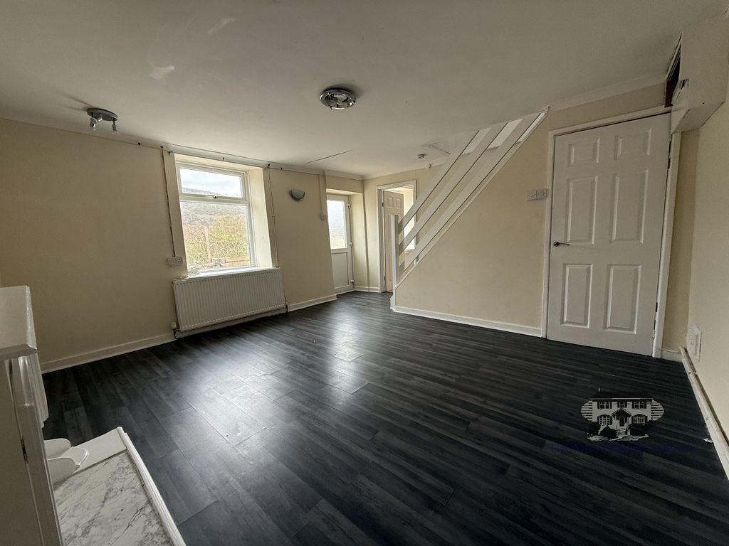 Property photo 3 of 12 Lounge