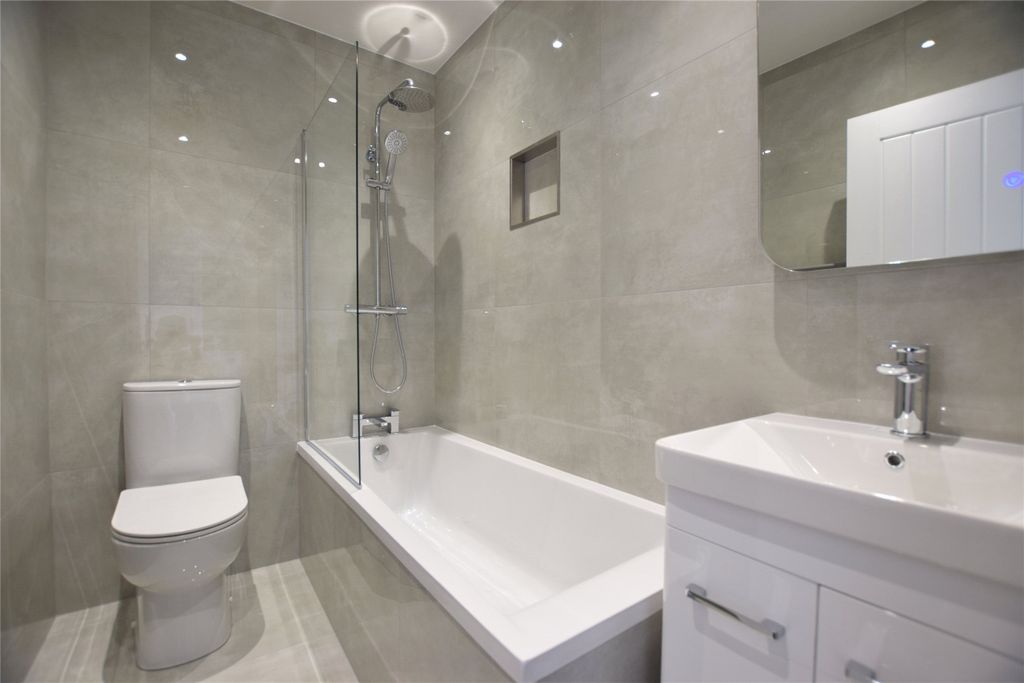 Property photo 3 of 11 Bathroom