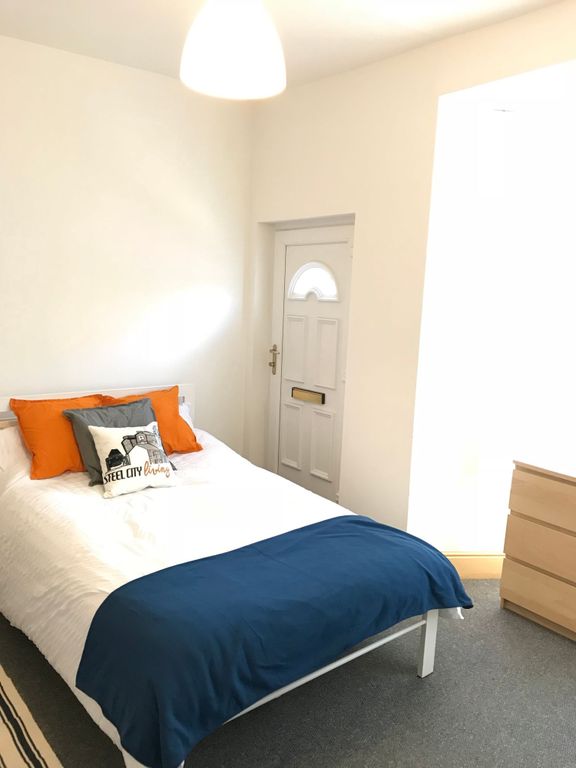 Property photo 3 of 14 Bright And Inviting Double Bedroom Featuring A Coz...