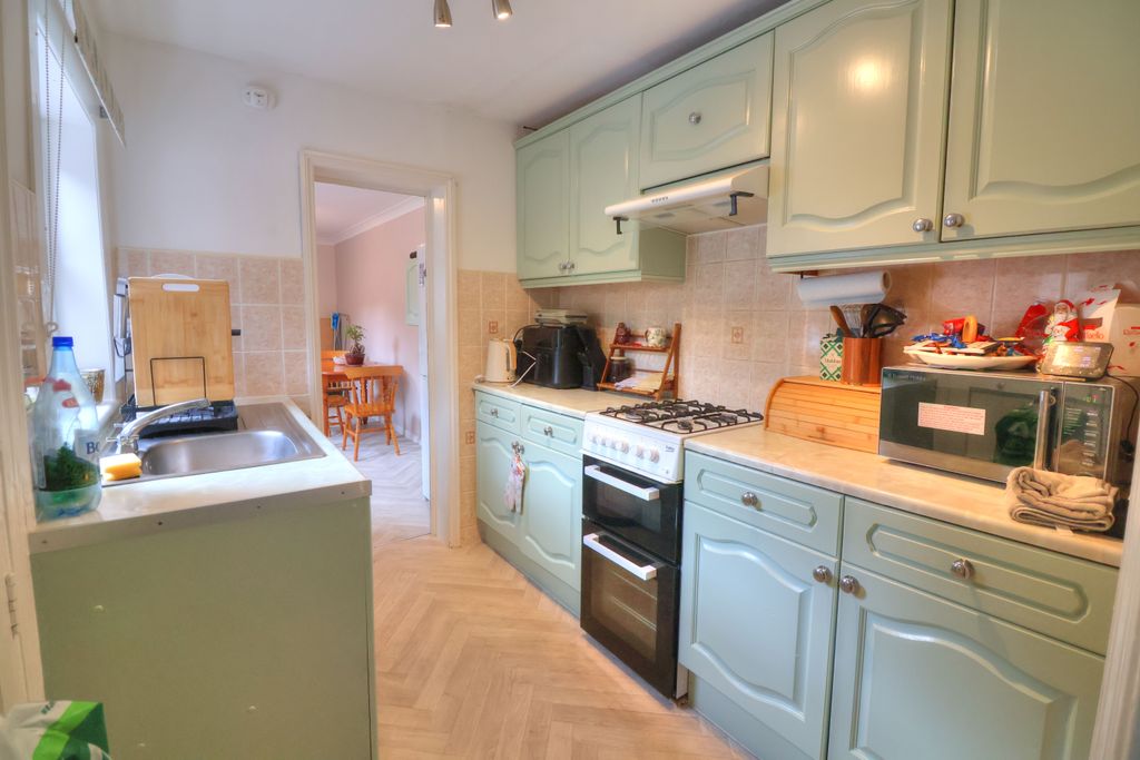 Property photo 2 of 11 Kitchen