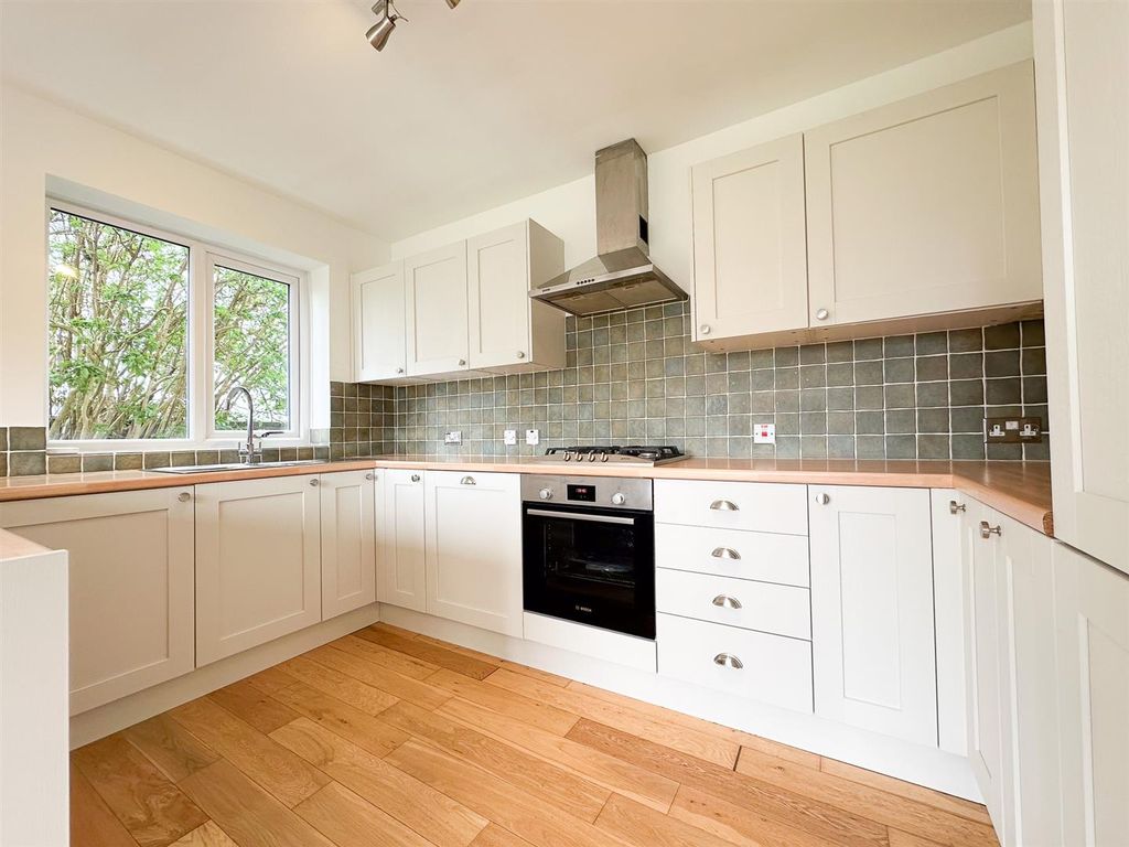 Property photo 2 of 11 Kitchen