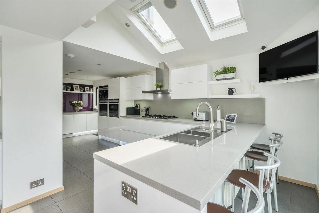 Property photo 2 of 21