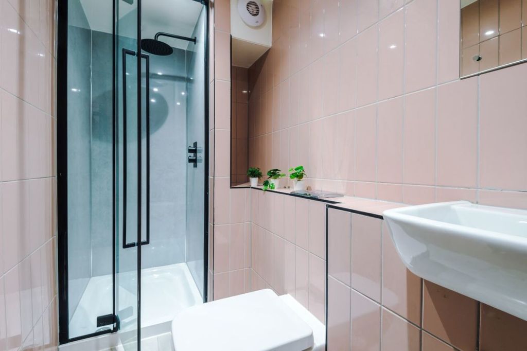 Property photo 3 of 10 18Br - Bathroom