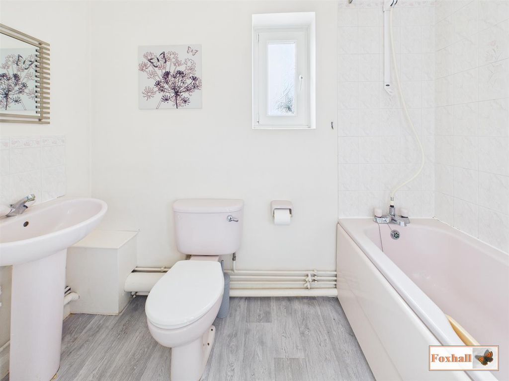 Property photo 3 of 9 Bathroom