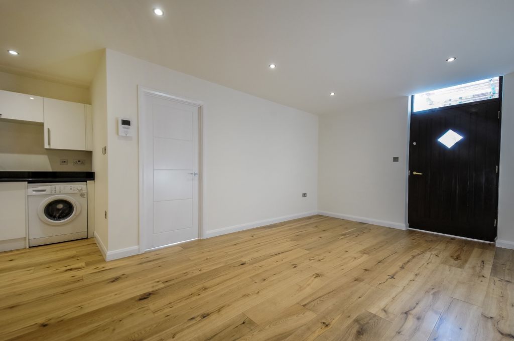 Property photo 3 of 9 118 London Road (6)