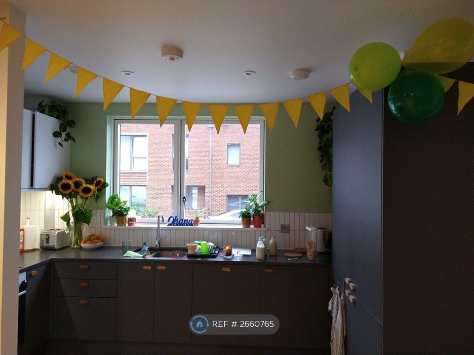 Property photo 3 of 10 Kitchen