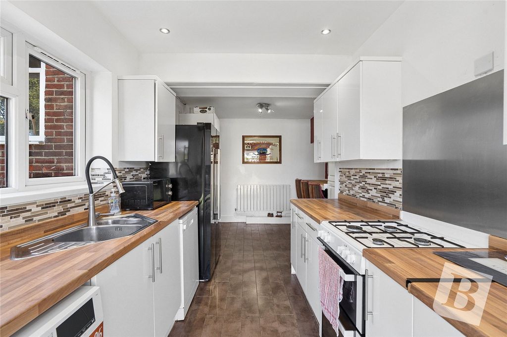 Property photo 3 of 8 Kitchen