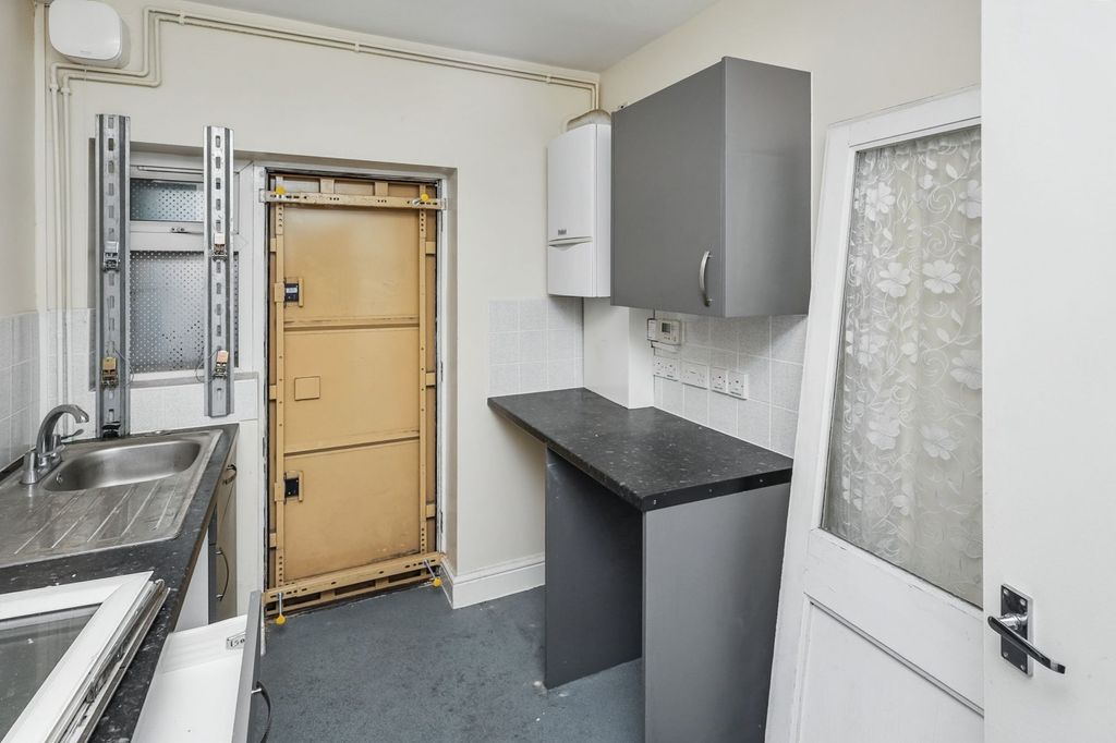Property photo 2 of 21 162 Lawrence Avenue, Manor Park, London, E12 5Qp