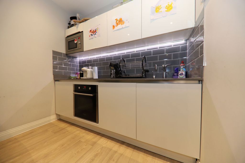 Property photo 2 of 9 Kitchen