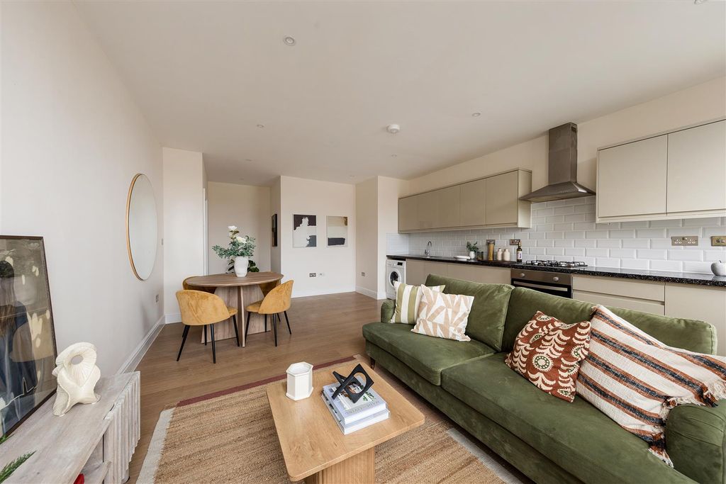 Property photo 2 of 21 Eastwood Close, E18