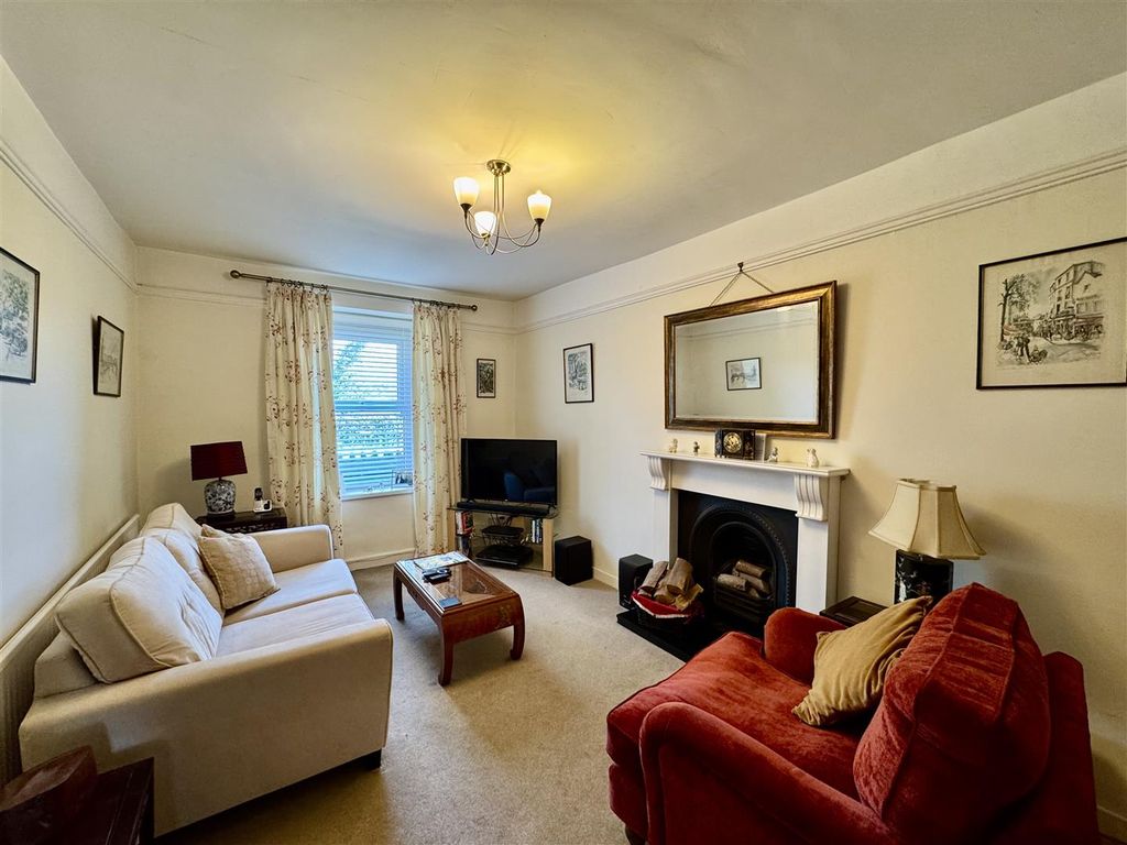 Property photo 2 of 22 Lounge