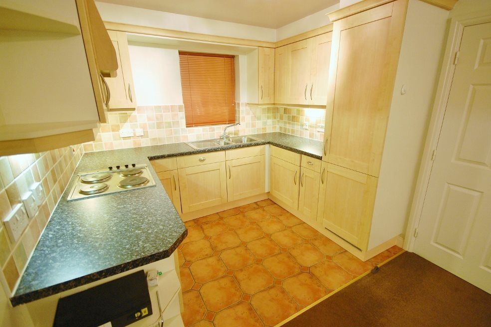 Property photo 2 of 8 Kitchen (2)