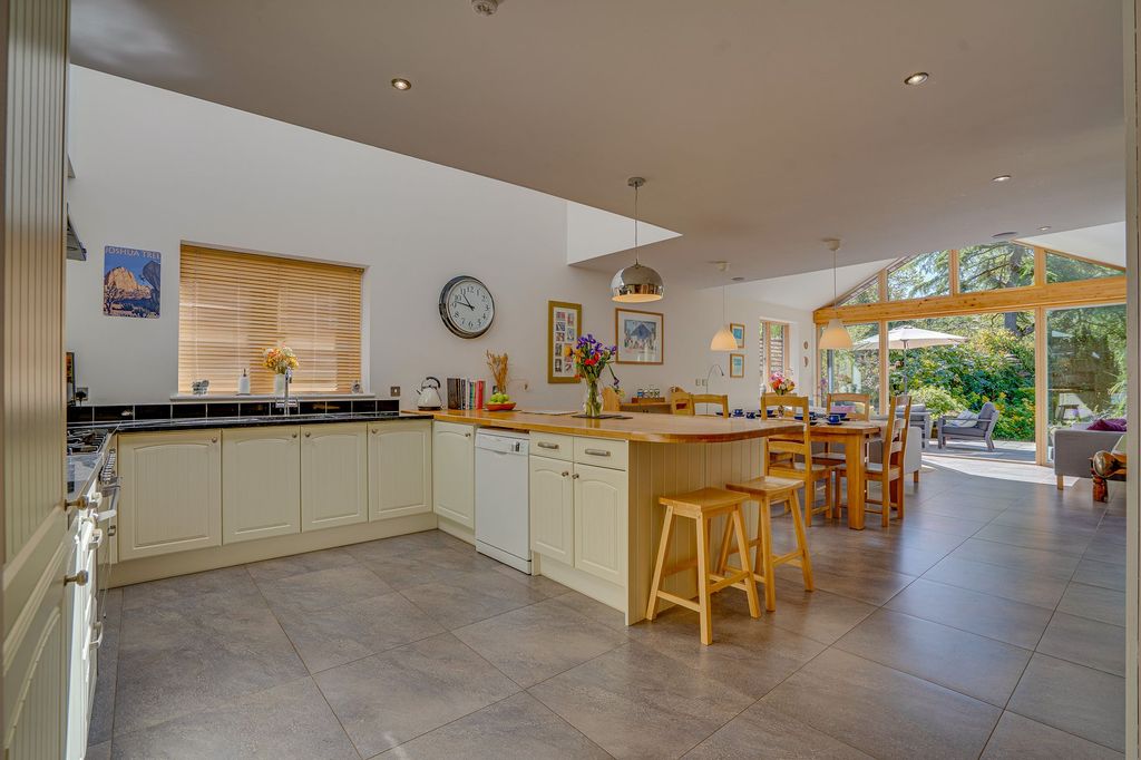 Property photo 2 of 32