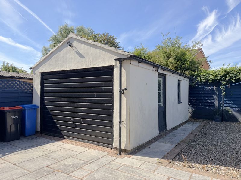 Property photo 2 of 25 Impressively Spacious Garage