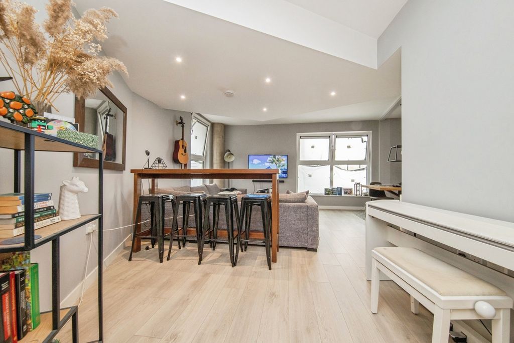 Property photo 3 of 18 Pbox-Img.Jpg